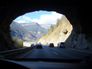 Autoschlange vor dem Gotthardtunnel an einem Ferientag