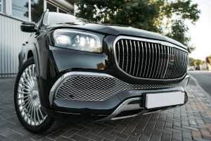 Schwarzes Luxus-SUV mit großem verchromten Kühlergrill und mehrspeichigen Felgen – Symbolfoto im Ratgeber „teuerstes Auto der Welt"