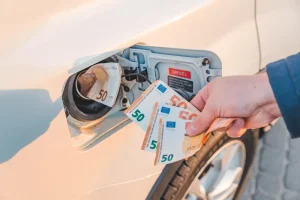 Spritpreis-Regelung 2026 zeigt steigende Kosten beim Tanken mit Euro-Scheinen am Tankdeckel