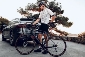 Mann lädt sein Fahrrad auf ein Auto