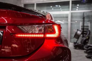 Rotes Auto mit aktivem adaptivem Bremslicht